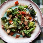 Salata de broccoli cu tofu, rosii si alune